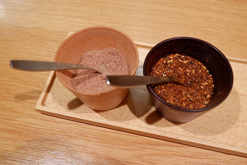 完熟赤山椒（左）は和歌山・かんじゃ山椒園直送。黒八味（右）はオリジナル焙煎