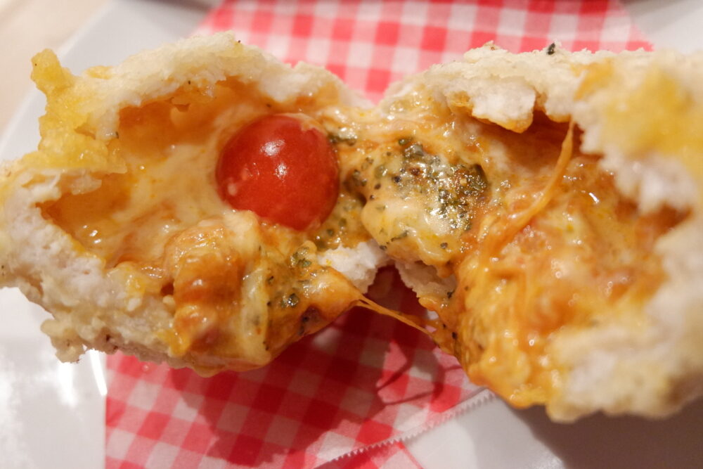 3種類のチーズにミニトマトが丸ごと1個。これがイタリアンテイストを演出しています